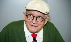 How Do Personal Relationships Influence David Hockney’s Portraits